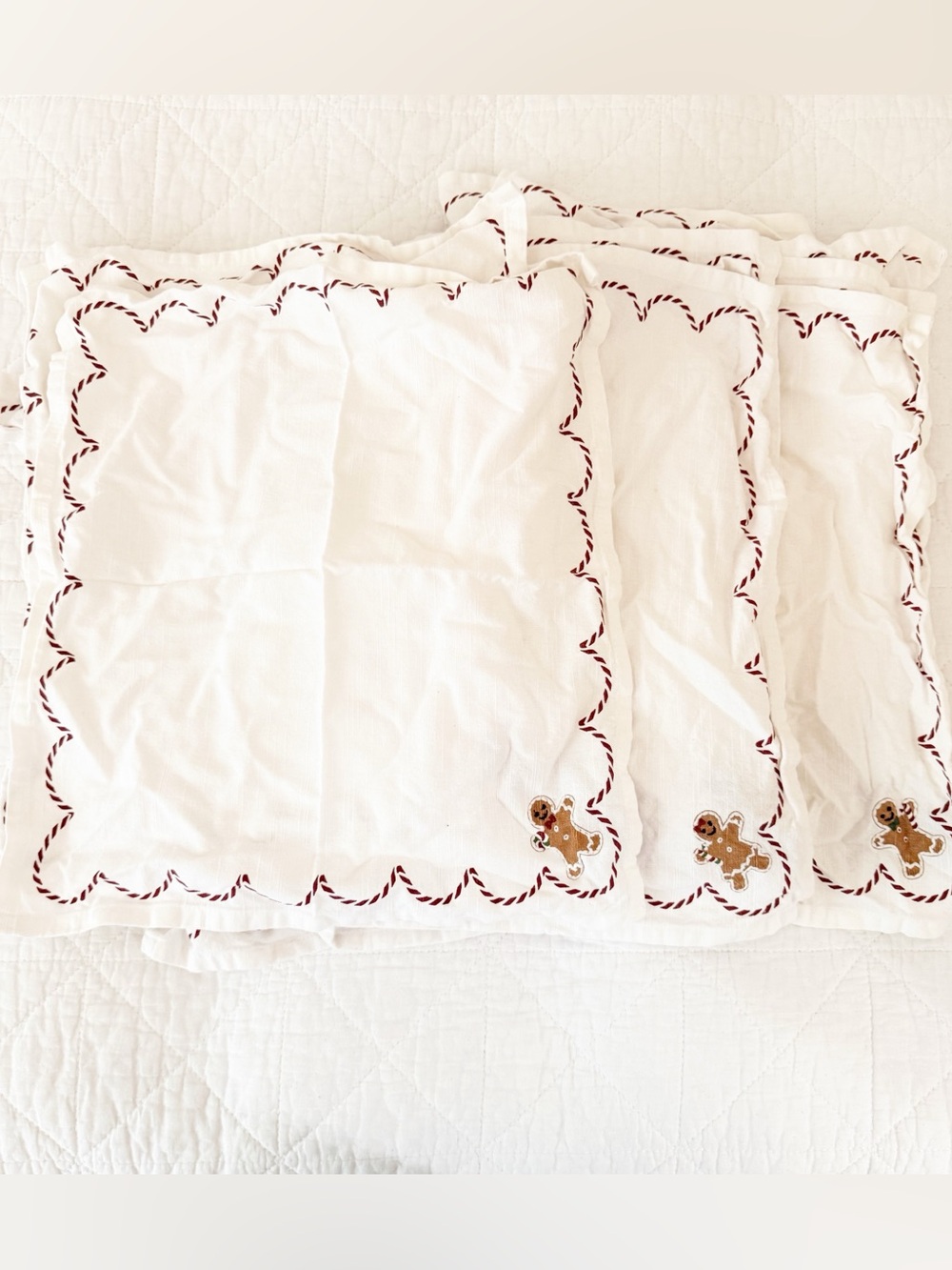 NEW Cupcakes and Cashmere Gingerbread Embroidered Cotton Napkins Holiday NWOT